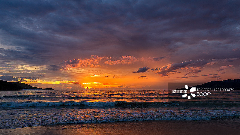 普吉岛芭东海滩的日落图片素材
