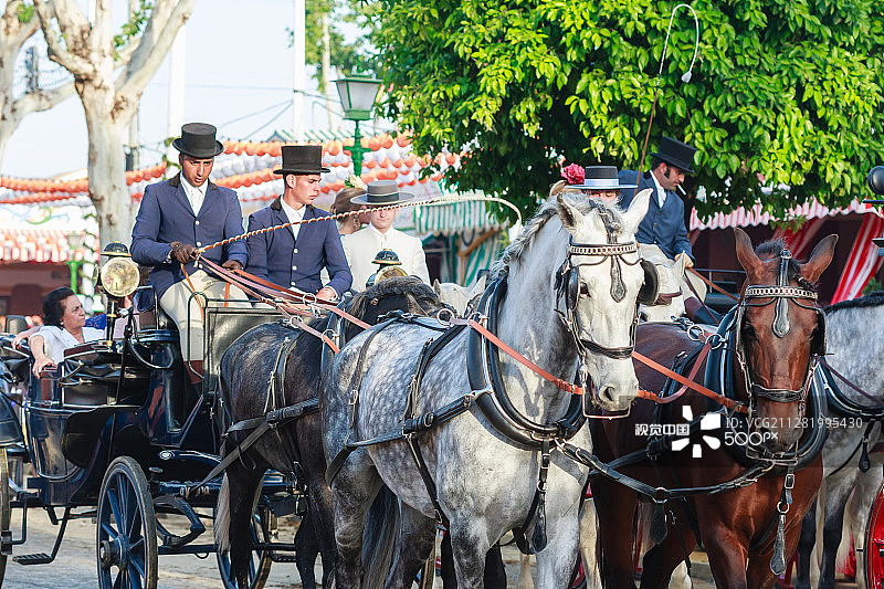 塞维利亚集市上的马拉马车图片素材