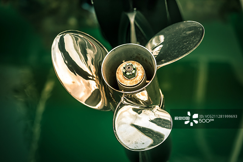 带有螺旋桨细节的两台船用发动机图片素材