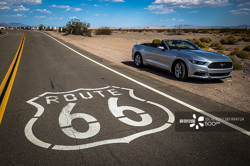 在66号公路上的福特野马敞篷车图片素材