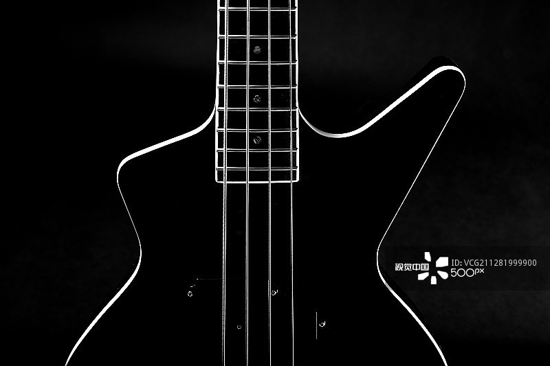 经典黑色贝斯吉他的琴身图片素材