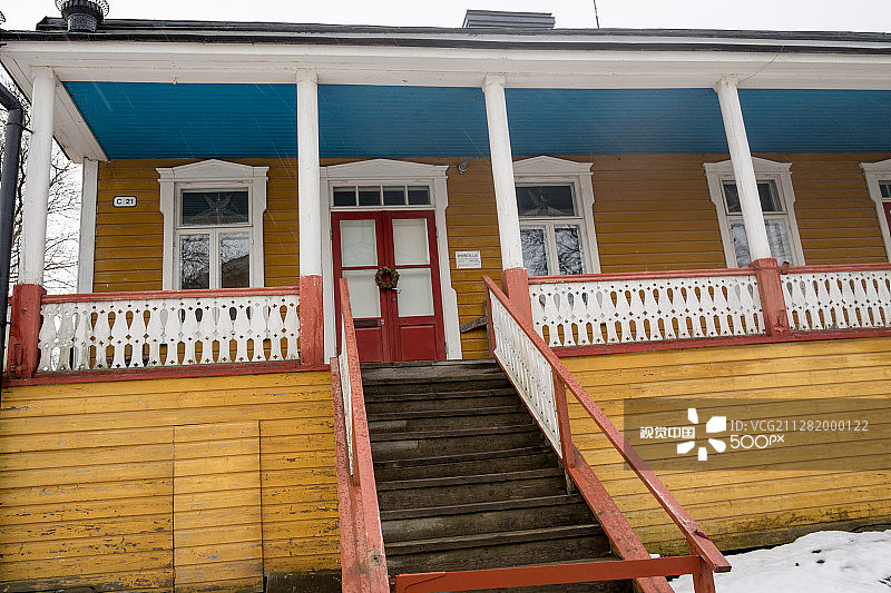 芬兰城堡上的老旧黄色房屋图片素材