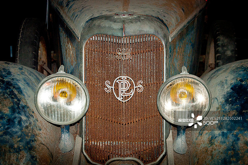 生锈的老爷车图片素材