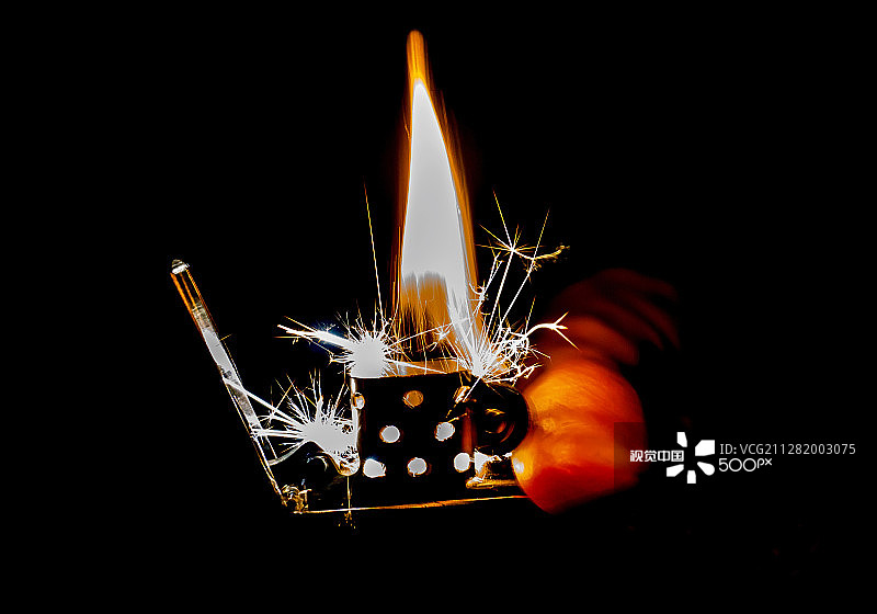 Zippo打火机点火图片素材