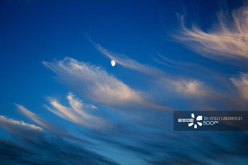 丝丝缕缕的云彩图片素材