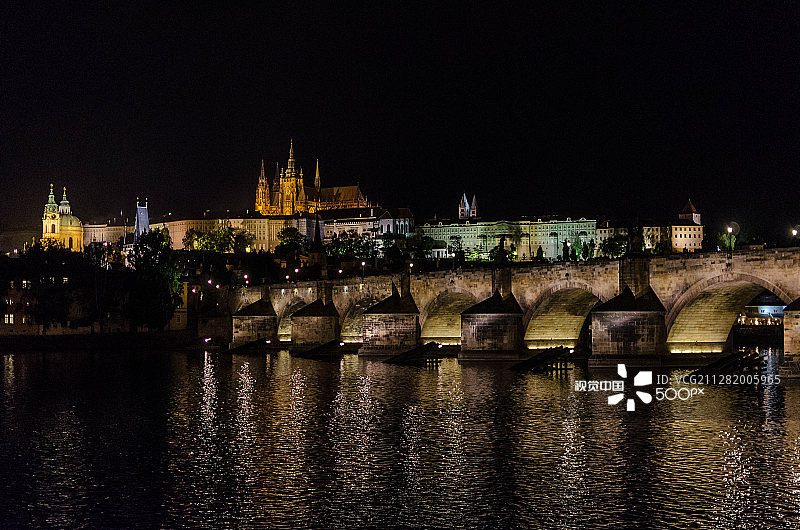 伏尔塔瓦河上布拉格灯光与查理大桥图片素材