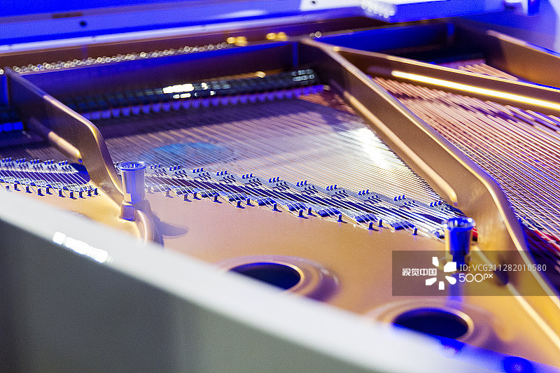 打开的钢琴和琴弦图片素材