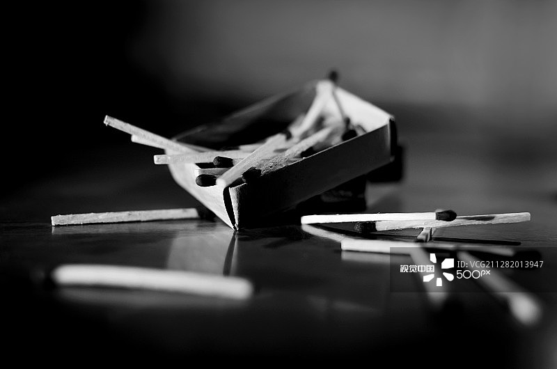 单色背景下的火柴盒和火柴图片素材