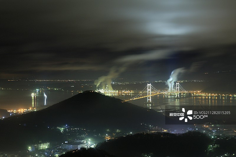 雾夜中的室兰市图片素材