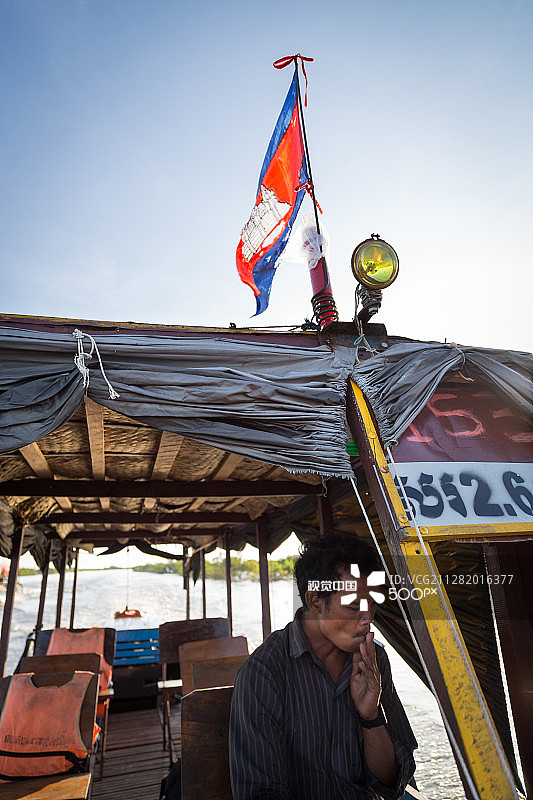 洞里萨湖河船人像图片素材