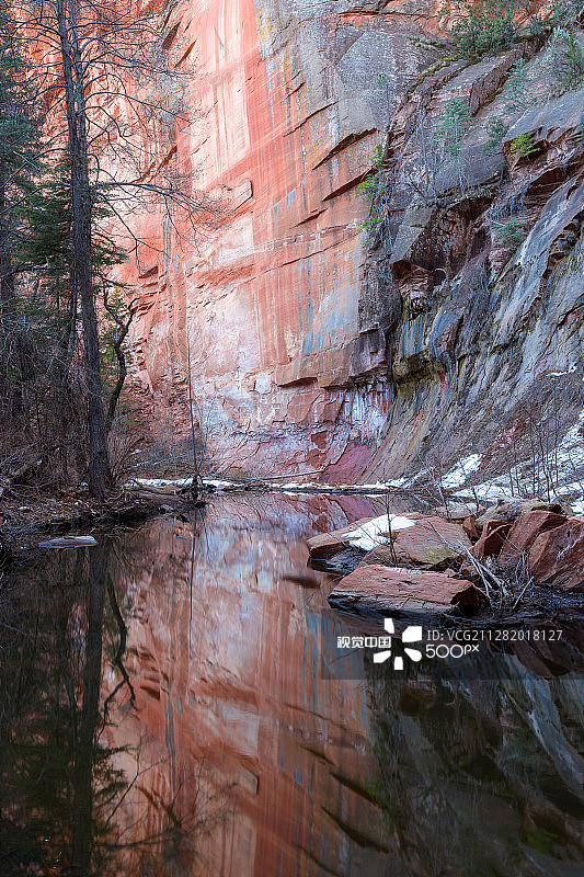 橡树溪的倒影，美国亚利桑那州塞多纳图片素材