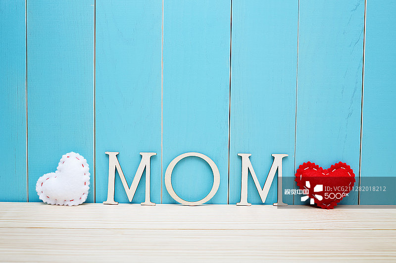 带有红色和白色爱心的 MOM 字母图片素材