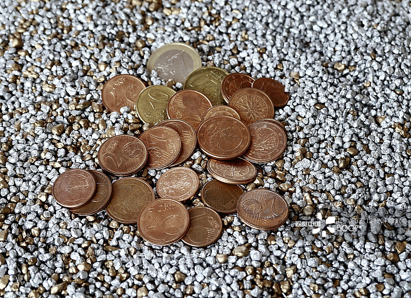 砾石上的钱币图片素材