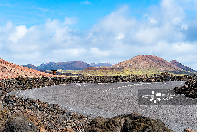 加那利群岛兰萨罗特岛上的蜿蜒公路图片素材