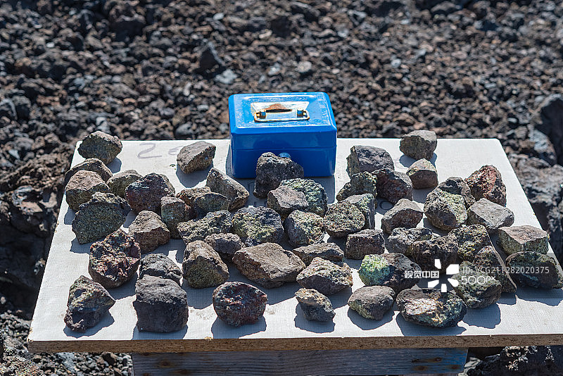 在兰萨罗特岛洛斯埃尔维德罗斯售卖橄榄石熔岩图片素材