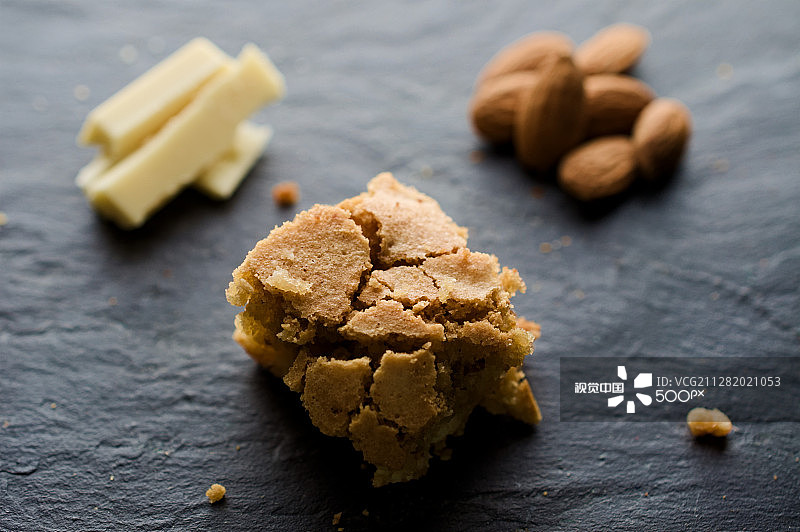 深色背景上的白巧克力杏仁布朗尼图片素材