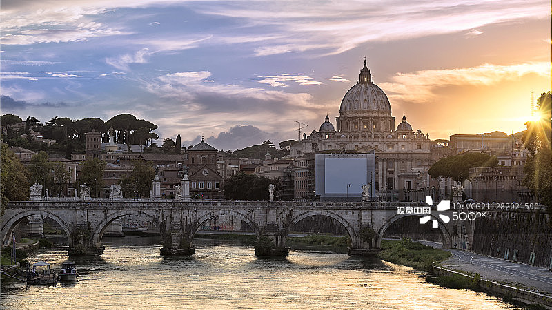 日落时分梵蒂冈圆顶的经典景观图片素材