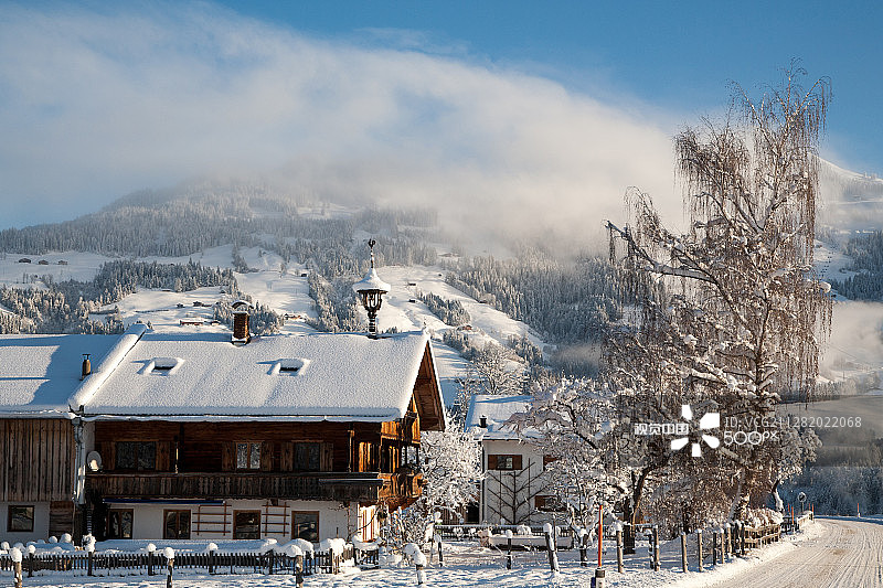 阿尔卑斯山的小屋图片素材