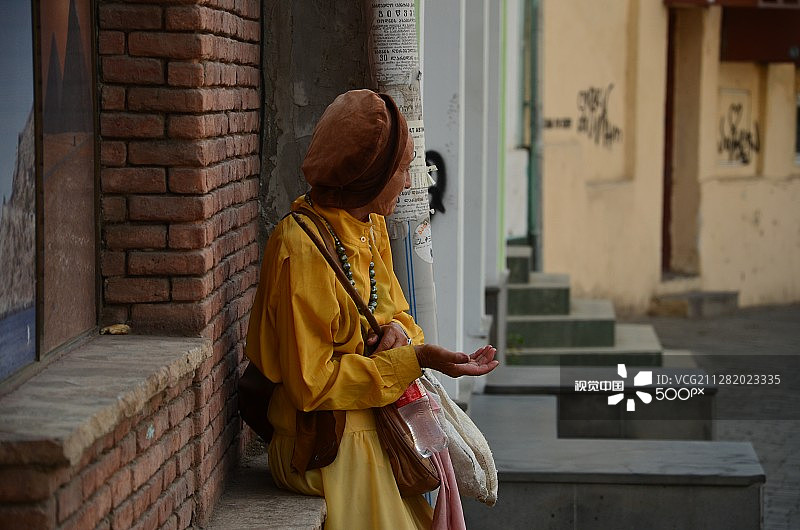 第比利斯时尚的老乞丐图片素材