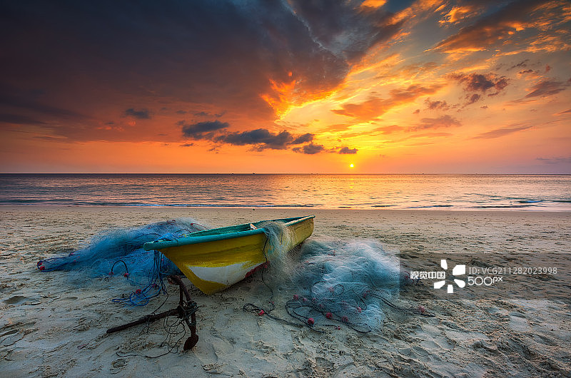 安达曼海日落时分的小船图片素材