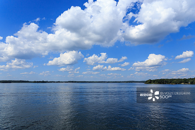 圣劳伦斯河上的蓝天图片素材