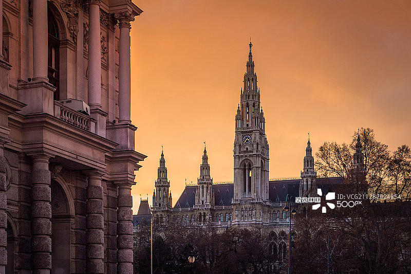 日落下的维也纳市政厅图片素材