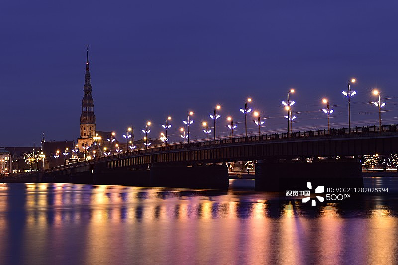 拉脱维亚里加道加瓦河畔夜景图片素材