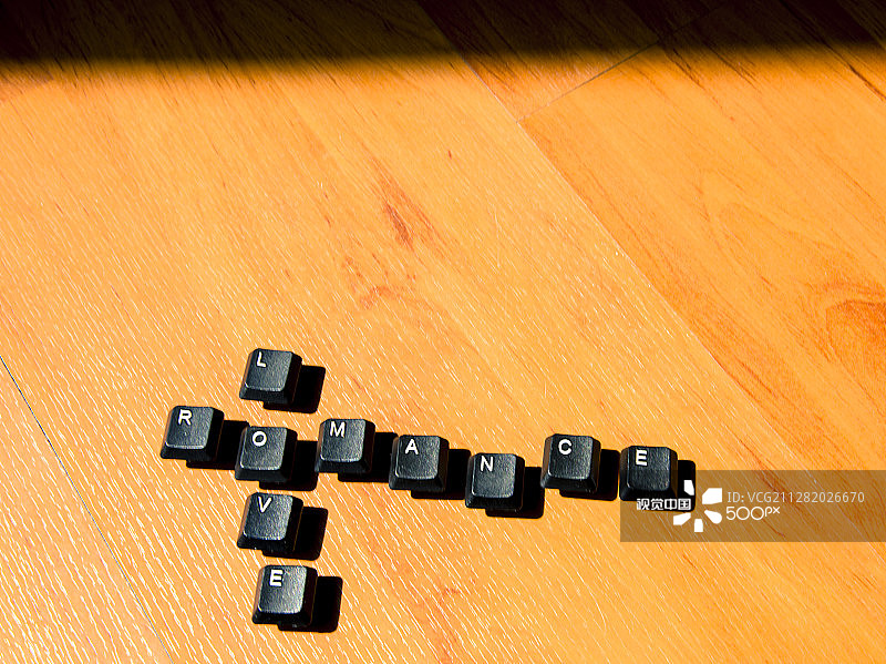 复合地板上的“爱与浪漫”字样图片素材