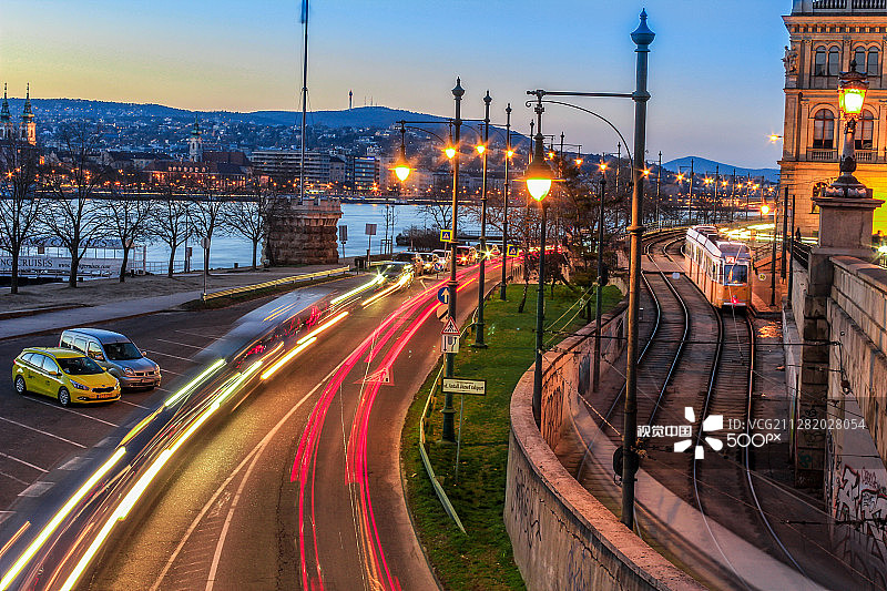 布达佩斯日落时分的城市生活图片素材