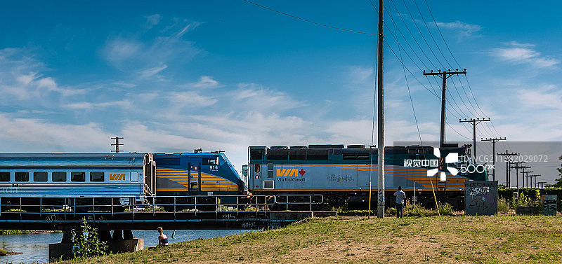 蒙特利尔拉欣运河上的火车图片素材