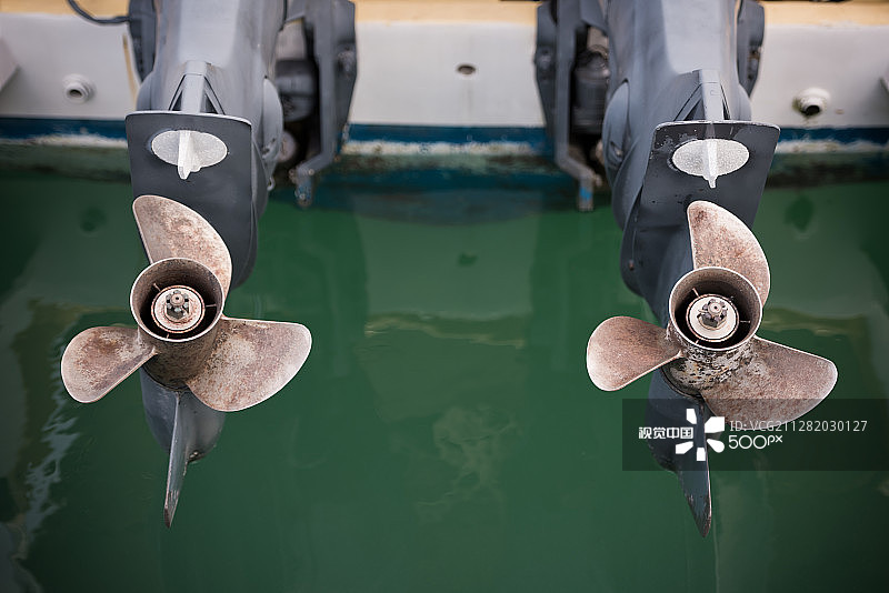 带有螺旋桨细节的两台船用发动机图片素材