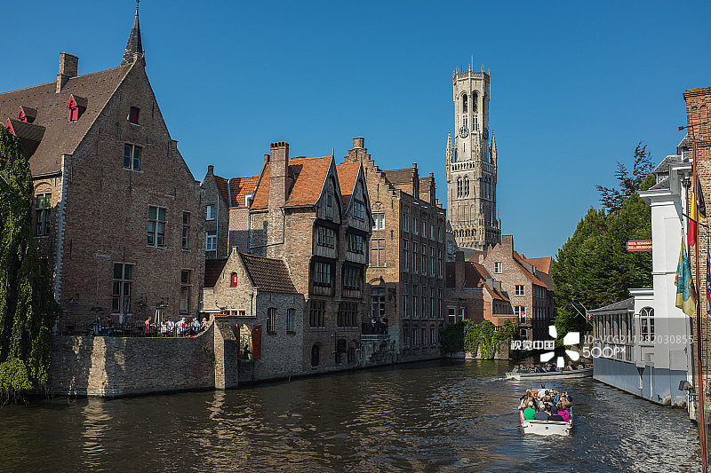 比利时布鲁日迪弗运河和游船图片素材