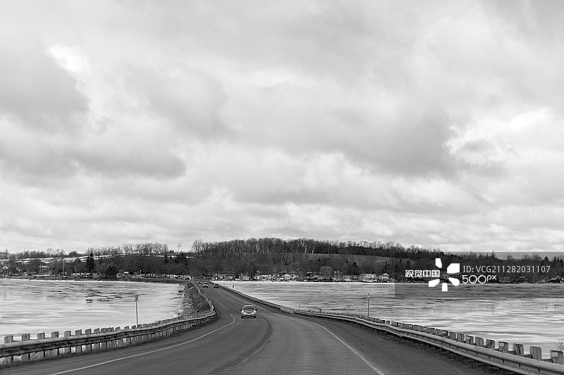 穿越堤道图片素材