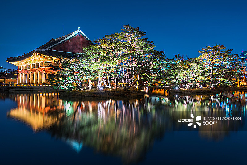 韩国首尔夜晚的景福宫图片素材