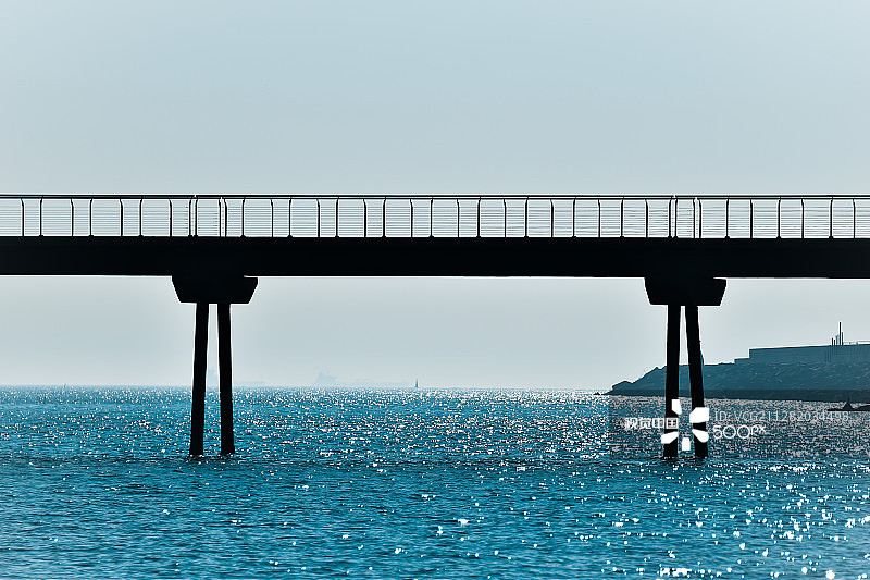 碧水上的桥梁图片素材