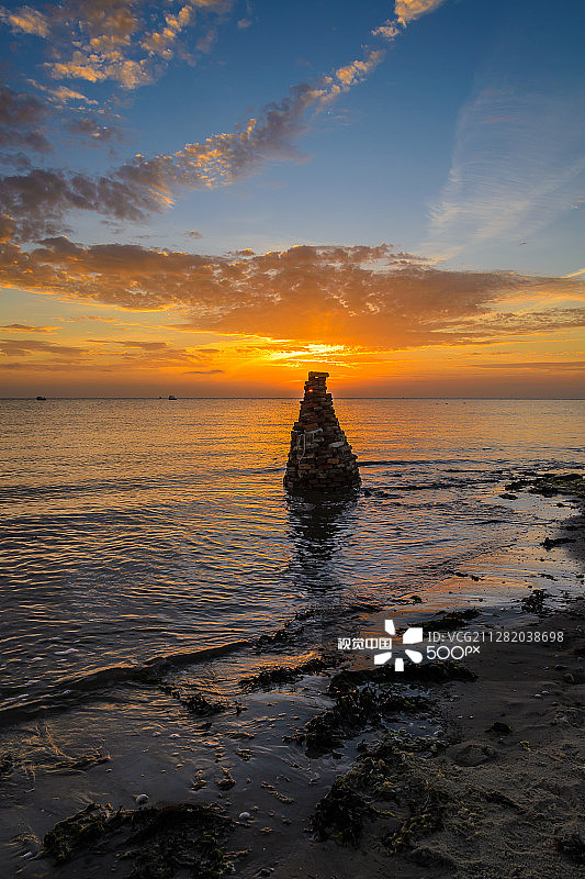 发光金字塔图片素材