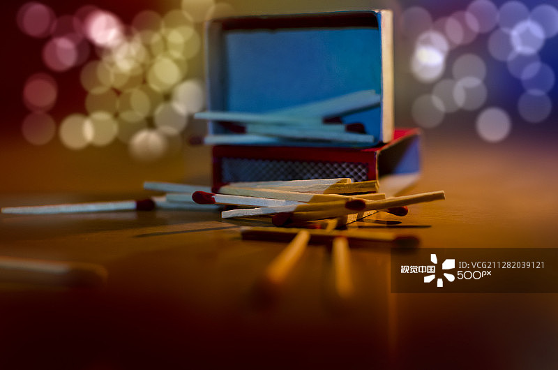 躺在地上的火柴盒和火柴棍图片素材