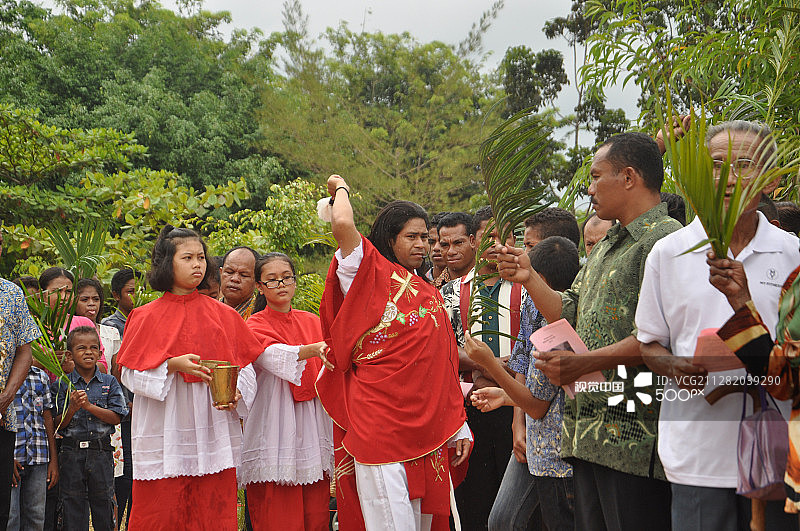 在棕榈主日弥撒期间，牧师在圣约瑟夫教堂向参加者泼洒圣水以示祝福图片素材