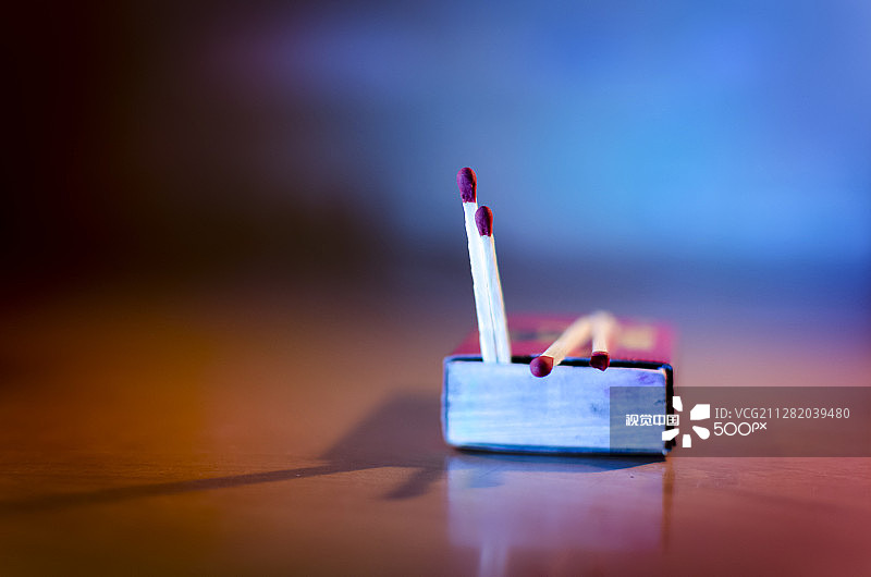 躺在地上的火柴盒和火柴棍图片素材