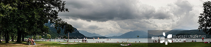 阿讷西湖海滩上的人们图片素材