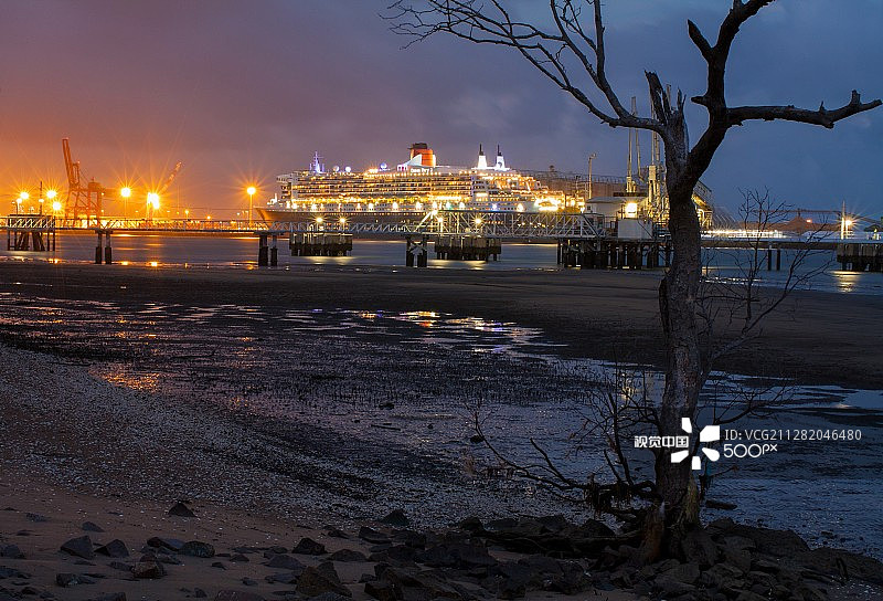 玛丽女王2号夜景图片素材