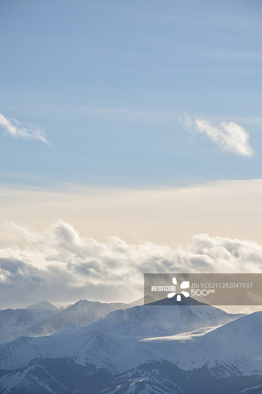 落基山脉的雪堆图片素材