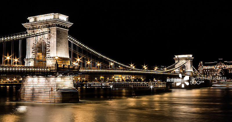 灯光下的链桥图片素材