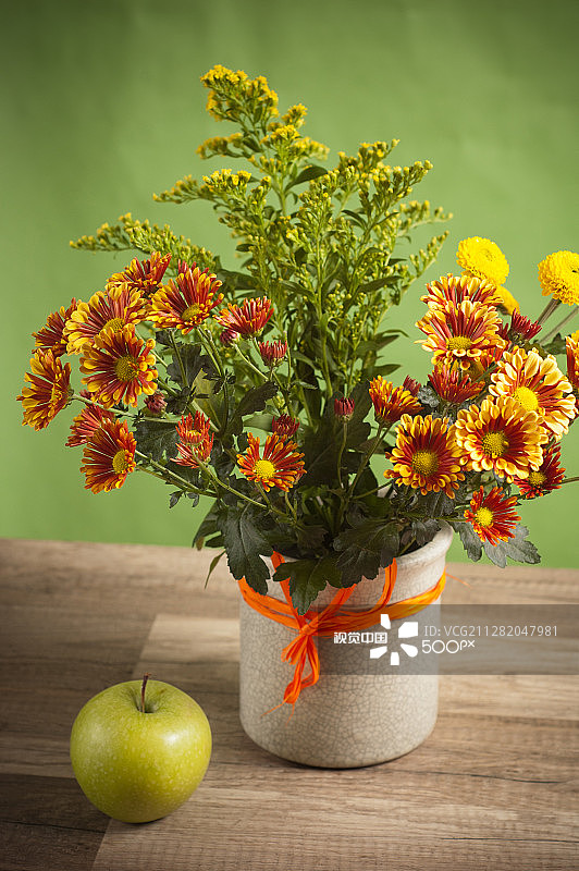 花瓶中的夏日花束特写图片素材