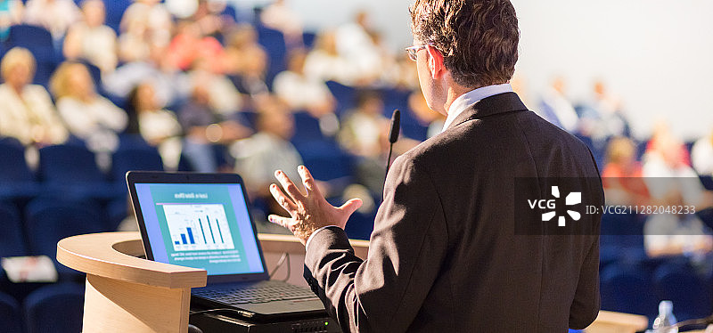 商务会议和演示中的演讲者图片素材