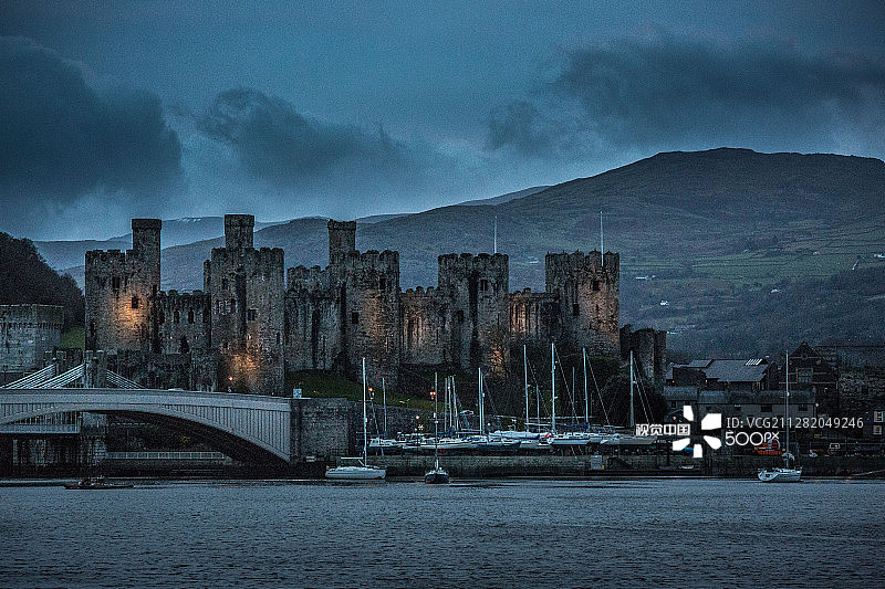 黄昏时的康威城堡图片素材