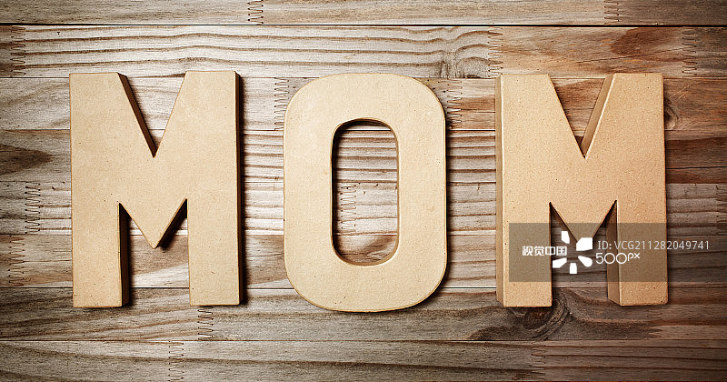 纸板字母拼出的“MOM”图片素材