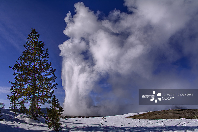 老忠实间歇泉喷发图片素材