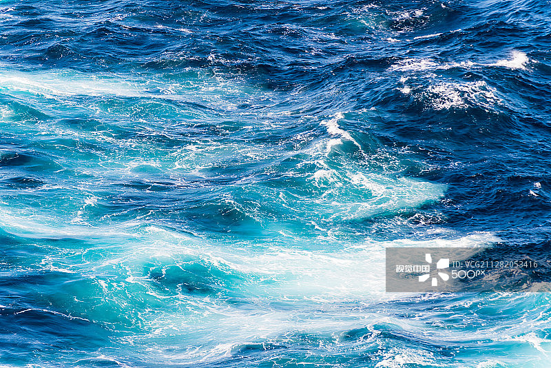 阳光明媚的蓝色大西洋图片素材