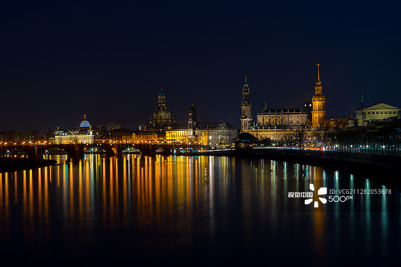 夜晚易北河上的德累斯顿景色图片素材